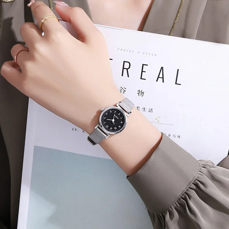 

Корейские женские студенческие часы в минималистичном стиле, цифровые компактные кварцевые Серебряные наручные часы с маленьким циферблатом и сетчатым ремешком из нержавеющей стали, Новинка