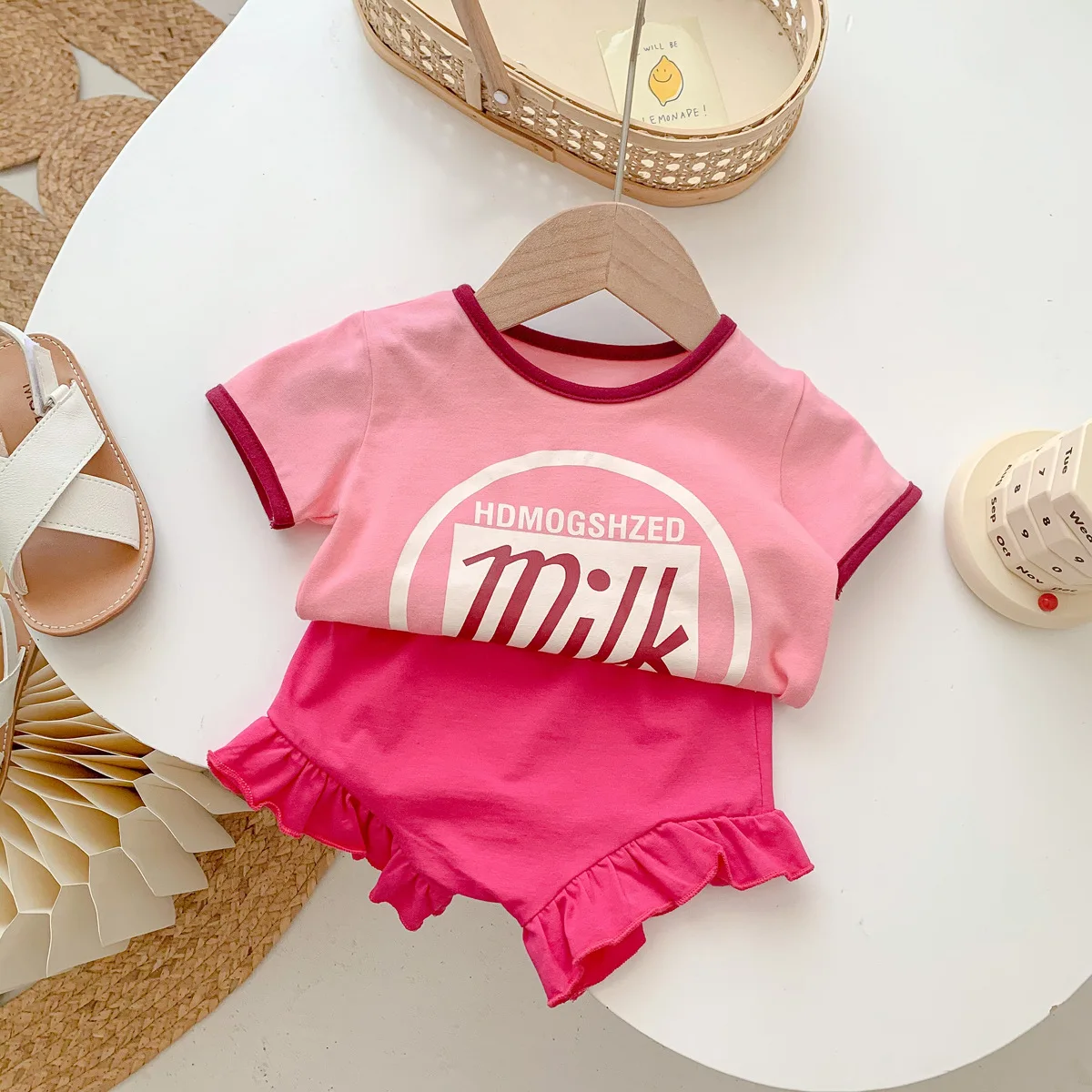 Children's Summer Cute Suit Girls Short-sleeved Top + Ruffle Shorts Two-piece Set
Children's Summer Cute Suit Girls Short-sleeved Top + Ruffle Shorts Two-piece Set