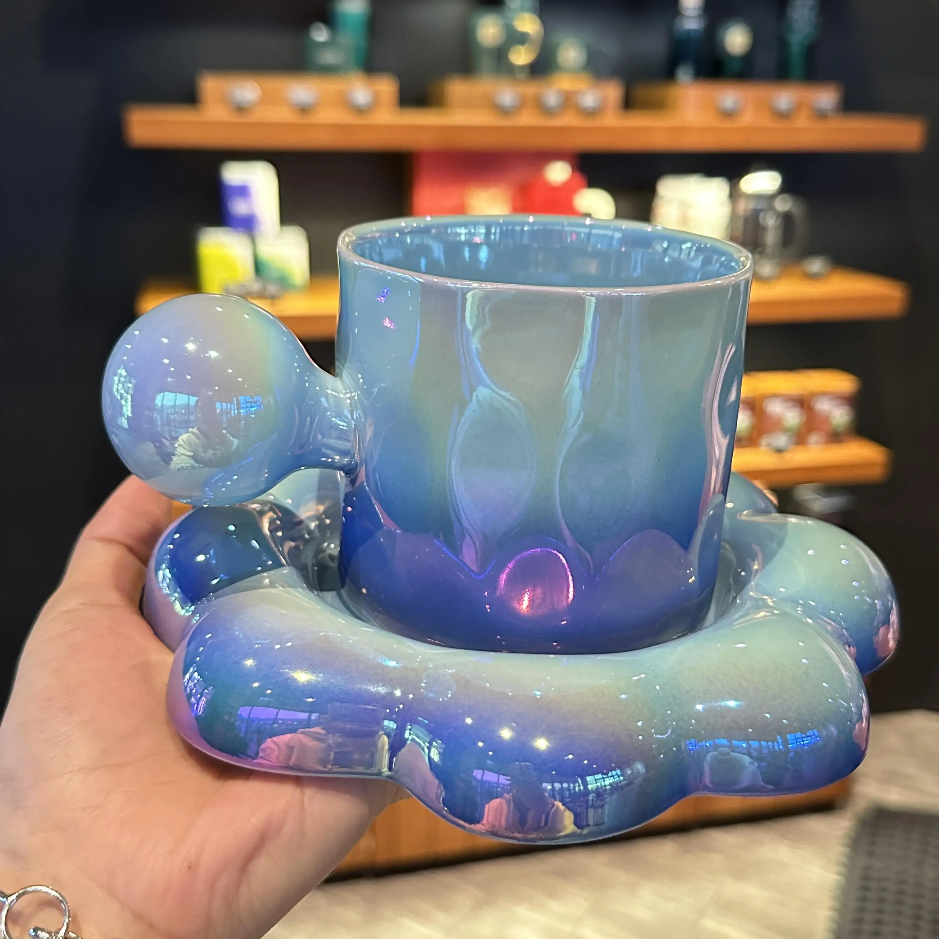 Gradual Blue Flower Coffee Cups and Saucers Exquisite High-end Gifts Lovers Ceramic Cups Female Large-capacity Mugs Tableware
Gradual Blue Flower Coffee Cups and Saucers Exquisite High-end Gifts Lovers Ceramic Cups Female Large-capacity Mugs Tableware