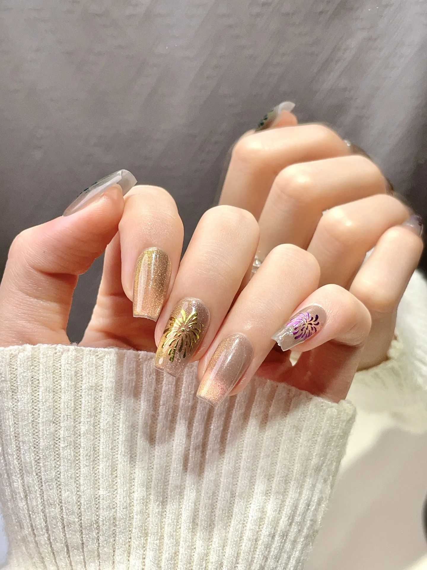 

（Handmade Manicures)10 PCS Short Trapezoidal Hand-painted New Year Fireworks Champagne Gold Cat's Eye Detachable Fake Nail Patch