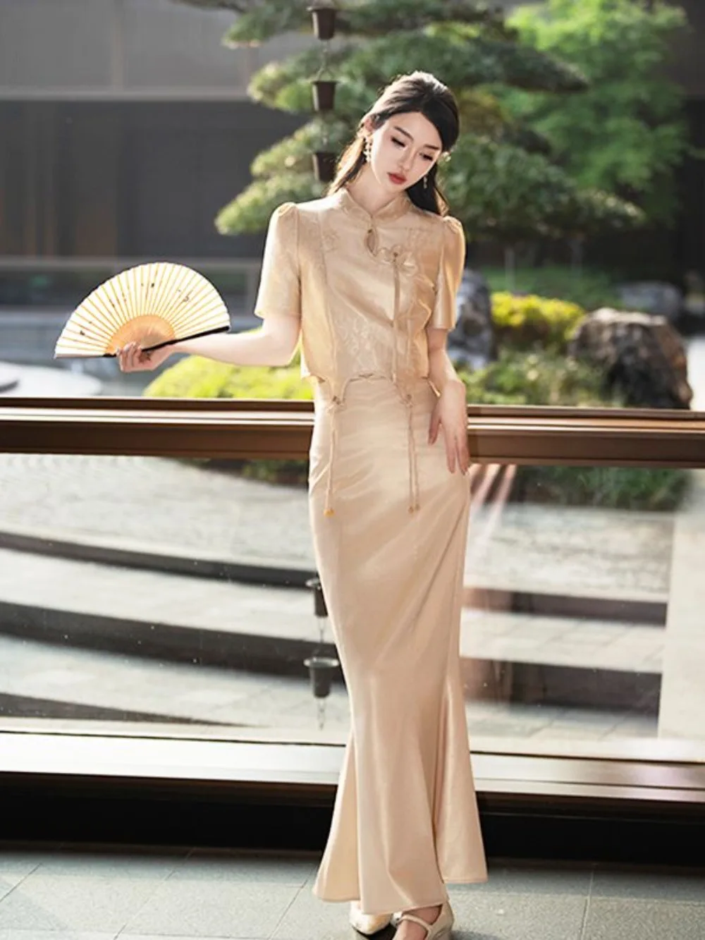 

Комплект для женщин, Новинка лета 2024, китайский воротник, блузка с вышивкой и пряжкой на диск, облегающая юбка рыбий хвост, комплект из двух предметов