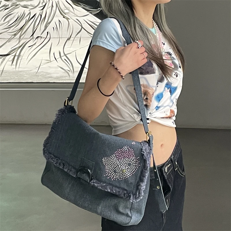 Kawaii New Sanriode Hello Kitty Cowboy Underarm Bag Cute Fashion Girl Retro Large Capacity Versatile Shoulder Commuter Handbags
Kawaii New Sanriode Hello Kitty Cowboy Underarm Bag Cute Fashion Girl Retro Large Capacity Versatile Shoulder Commuter Handbags