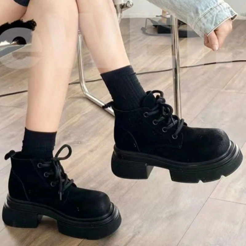 Женские ботинки на шнуровке, однотонные непромокаемые ботинки из флока на платформе с круглым носком, зима 2023 
Женские ботинки на шнуровке, однотонные непромокаемые ботинки из флока на платформе с круглым носком, зима 2023