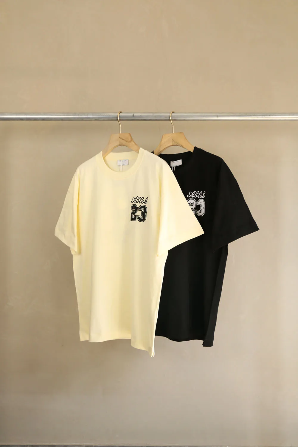 24ss New Logo Fashion Hip hop T shirt Men Women Abloh Signature Logo Embroidery Tshirt High Quality Loose Top Tees
24ss New Logo Fashion Hip hop T shirt Men Women Abloh Signature Logo Embroidery Tshirt High Quality Loose Top Tees