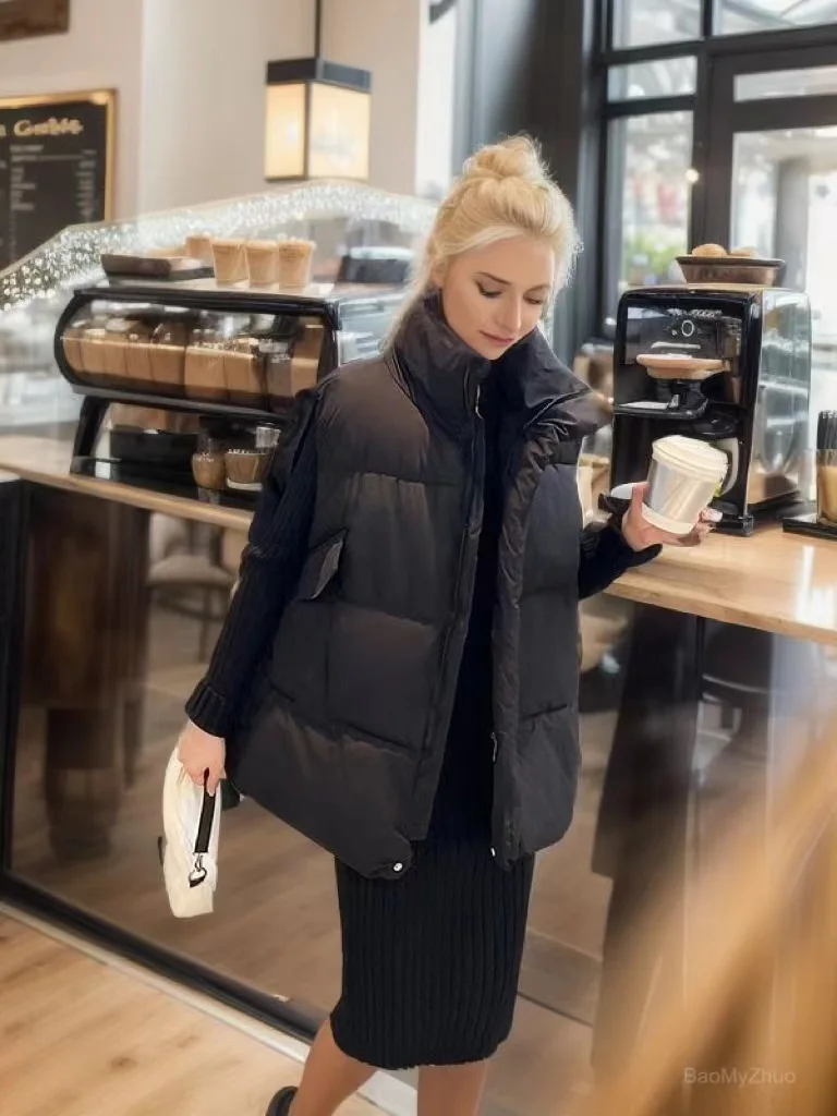 2023 Winter Korean Fashion Vests Down Jacket For Women Autumn New Casual Sleeveless Loose Parkas Chic Stand Collar Black Coats
2023 Winter Korean Fashion Vests Down Jacket For Women Autumn New Casual Sleeveless Loose Parkas Chic Stand Collar Black Coats