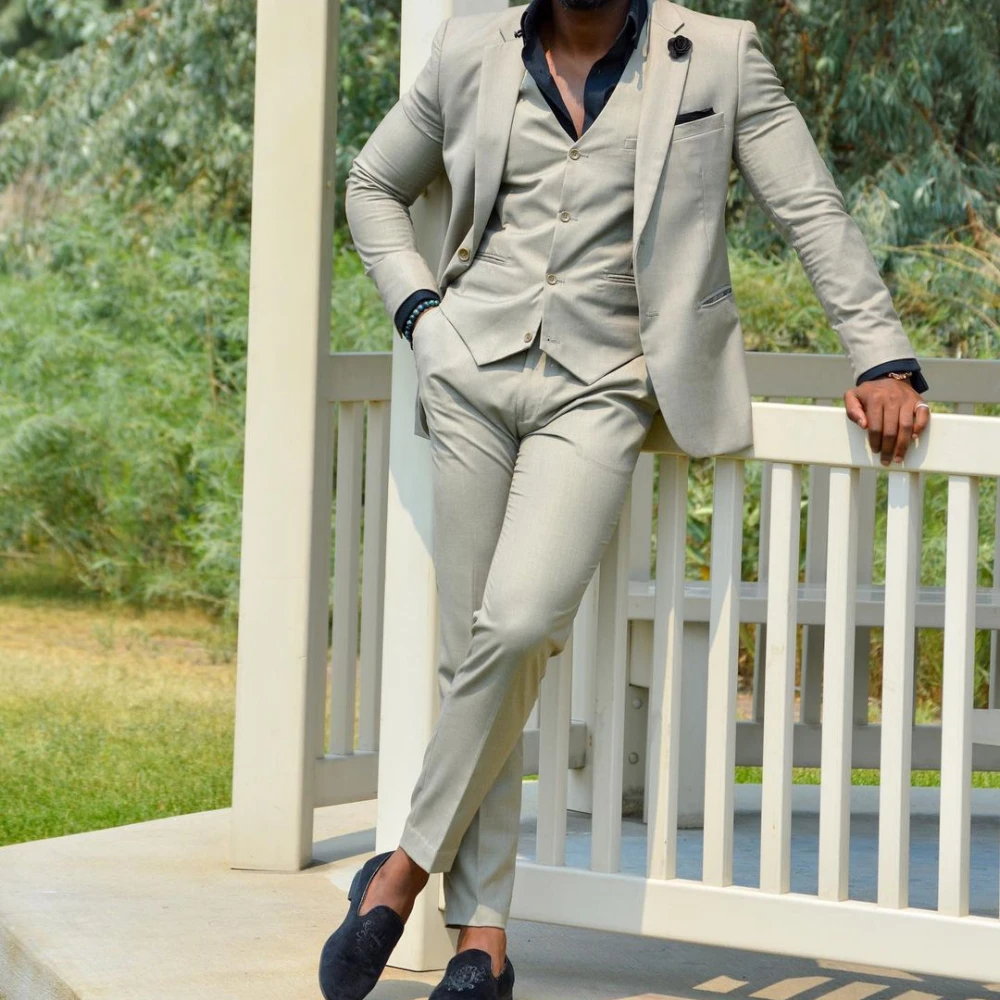 

2024 Light Grey Elegant Men Suit Casual Notch Lapel Slim Fit Blazers Hombre Groom Tuxedo High Quality Custom 3 Piece Set Costume