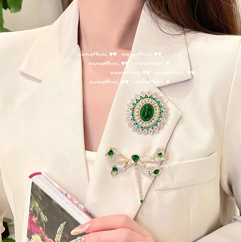 High Quality Fashion Light Luxury Brooch Gold-plated Zircon Inlaid Elegant Corsage Suit Accessories For Women
High Quality Fashion Light Luxury Brooch Gold-plated Zircon Inlaid Elegant Corsage Suit Accessories For Women