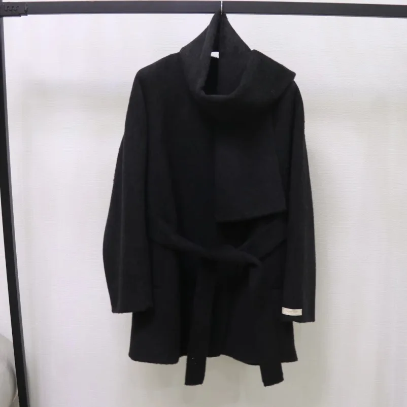 Осенне-зимнее шерстяное пальто с круглым вырезом
Осенне-зимнее шерстяное пальто с круглым вырезом