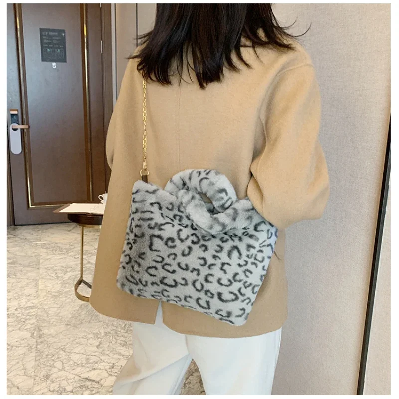 Imitation lazy rabbit fur leopard bag fashion shoulder slung Mao Mao bag large capacity ladies hand chain bag.
Imitation lazy rabbit fur leopard bag fashion shoulder slung Mao Mao bag large capacity ladies hand chain bag.
