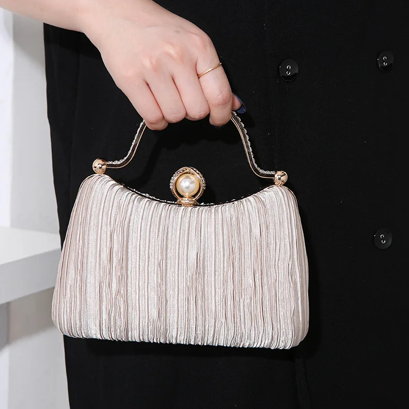 YIYI Elegant Pearl Dinner Rhinestone Bag Ruched Wedding Party Handbag Ladies Banquet Evening Purse Women Clutch Bag with Chain
YIYI Elegant Pearl Dinner Rhinestone Bag Ruched Wedding Party Handbag Ladies Banquet Evening Purse Women Clutch Bag with Chain