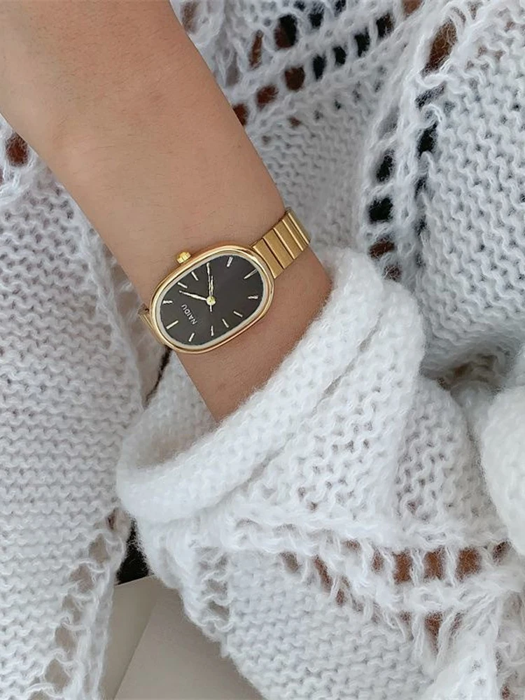A niche, high-end, simple, retro and light luxury women's watch with an oval dial. The fashionable steel strap is versatile A niche, high-end, simple, retro and light luxury women's watch with an oval dial. The fashionable steel strap is versatile