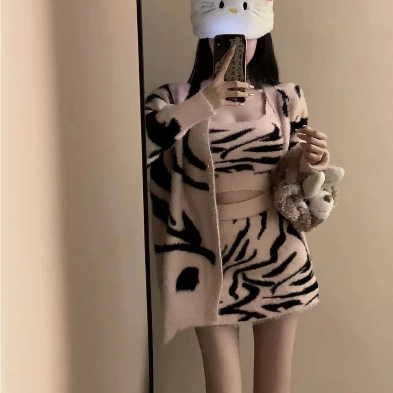 Pure Desire Wind Skirt Suit with Zebra Knit Sweater Cardigan, Camisole, Short Skirt, Autumn and Winter, New, 2024
Pure Desire Wind Skirt Suit with Zebra Knit Sweater Cardigan, Camisole, Short Skirt, Autumn and Winter, New, 2024
