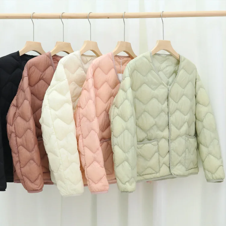 Woman Ultra Light Down Jacket Soft Matte Fabric Wave Sewing V-neck Coat Loose Collarless Coat
Woman Ultra Light Down Jacket Soft Matte Fabric Wave Sewing V-neck Coat Loose Collarless Coat