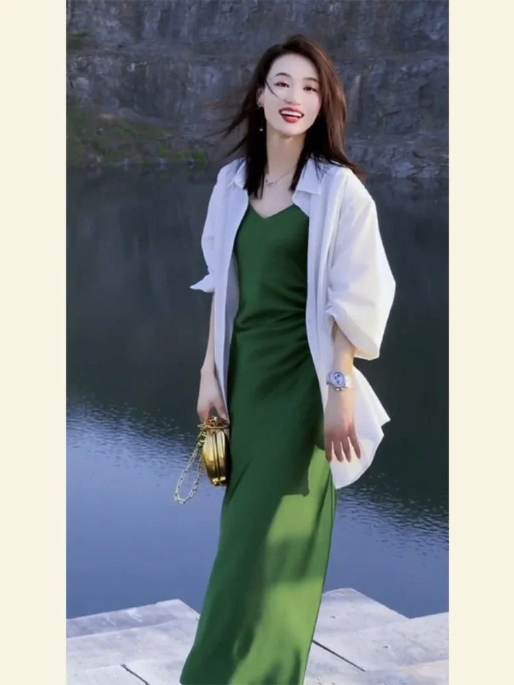 Tea style outfit with a unique and unique set of small fragrant white shirts, green acetic acid suspender dress set, spring
Tea style outfit with a unique and unique set of small fragrant white shirts, green acetic acid suspender dress set, spring