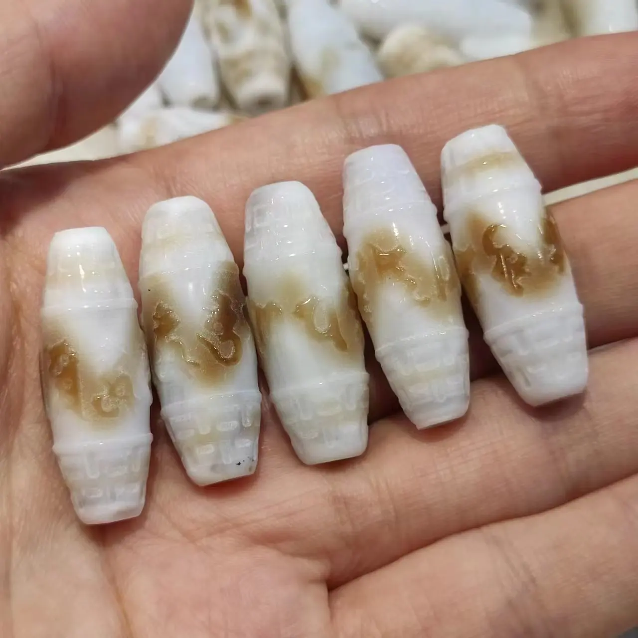 100pcs/lot natural old agate carved lotus six-character proverb dzi wholesale white carver Delicate Prayer beads diy Bracelet
100pcs/lot natural old agate carved lotus six-character proverb dzi wholesale white carver Delicate Prayer beads diy Bracelet