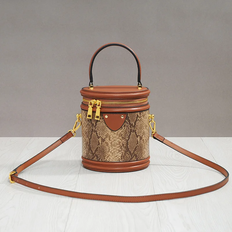 CHA-25 2023 High Quality Genuine Leather Bag Women Cylindrical Bag Retro Bucket Bag Handbag Cylindrical Single Shoulder Messenge
CHA-25 2023 High Quality Genuine Leather Bag Women Cylindrical Bag Retro Bucket Bag Handbag Cylindrical Single Shoulder Messenge