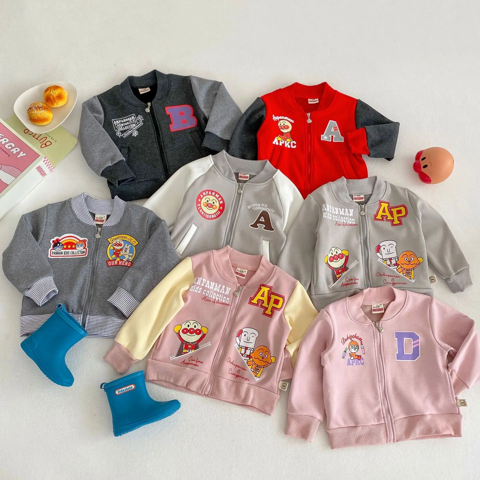 Зимняя очень плотная Детская куртка с изображением лица для мальчиков и девочек, милая бейсбольная куртка с мультяшным рисунком и плюшевой подкладкой 
Зимняя очень плотная Детская куртка с изображением лица для мальчиков и девочек, милая бейсбольная куртка с мультяшным рисунком и плюшевой подкладкой