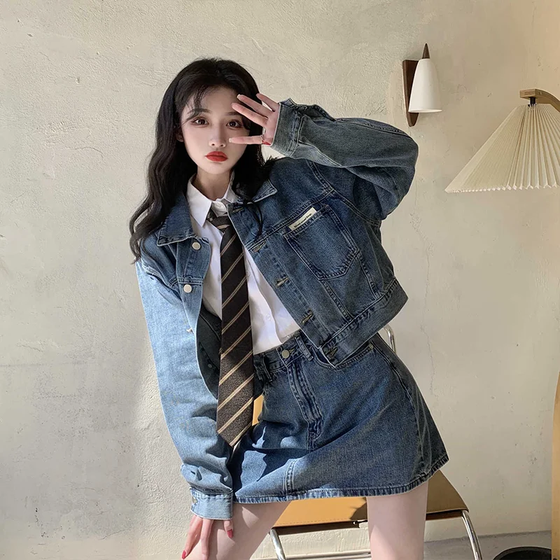 2023 Spring And Autumn New Korean Version Of The Bomb Street Short Paragraph Loose Denim Long-Sleeved Jacket Short Skirt Two-pie
2023 Spring And Autumn New Korean Version Of The Bomb Street Short Paragraph Loose Denim Long-Sleeved Jacket Short Skirt Two-pie