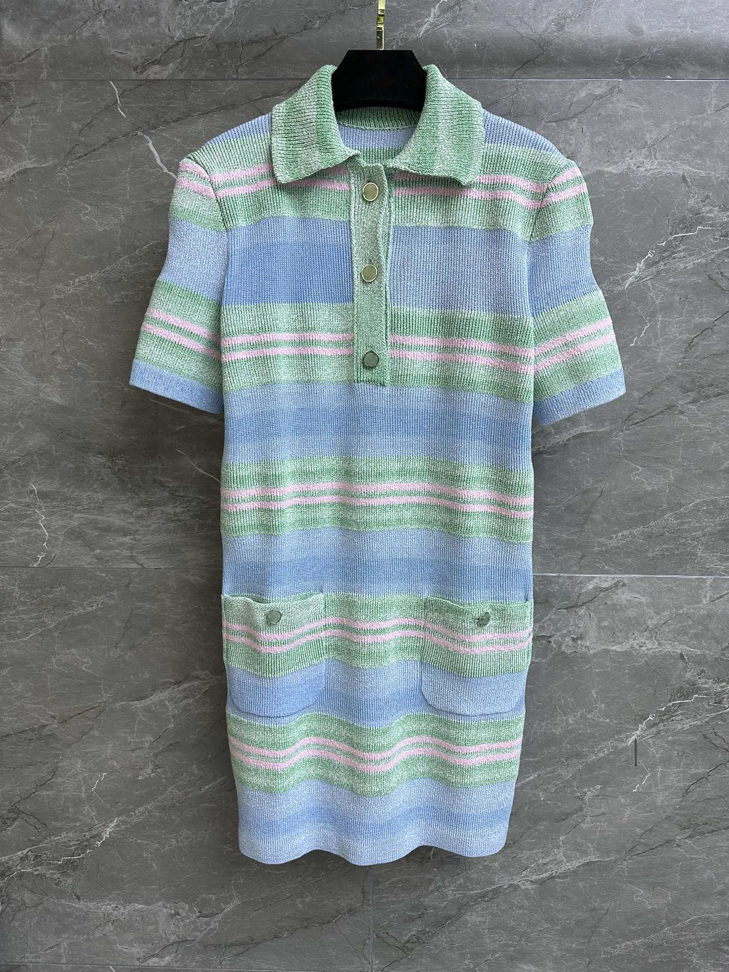 Color striped dress lapel neckline design straight loose fit casual fashion 2023 summer new style 0327
Color striped dress lapel neckline design straight loose fit casual fashion 2023 summer new style 0327