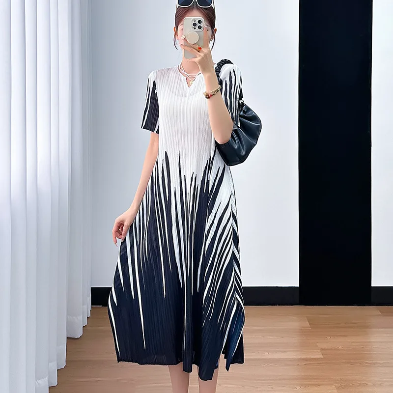 Miyake Pleated Skirt Women 2024 Summer High-end French Style Celebrity V-neck Short-sleeved Waist Pleated A-line Dress for Women
Miyake Pleated Skirt Women 2024 Summer High-end French Style Celebrity V-neck Short-sleeved Waist Pleated A-line Dress for Women