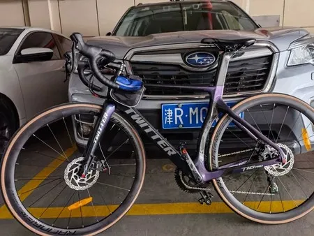 TWITTER T10 bycicle 105 R7000-22S hydraulic disc brake T800 EPS breaking wind racing ultra-light carbon fiber road bike 700*25C
TWITTER T10 bycicle 105 R7000-22S hydraulic disc brake T800 EPS breaking wind racing ultra-light carbon fiber road bike 700*25C