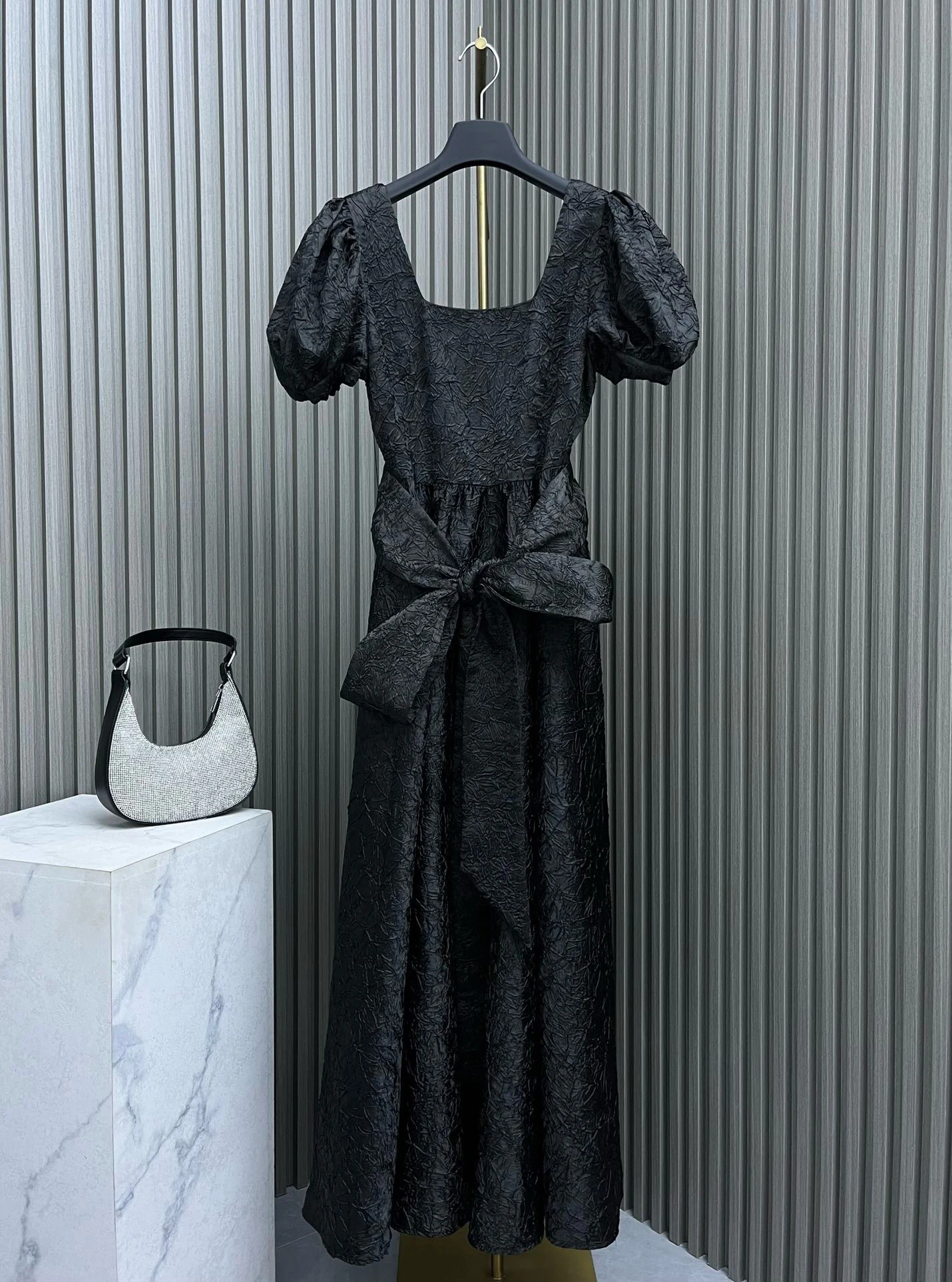 EVACANDIS High Quality Women New Lace-up Short Puff Sleeve Black Midi Dress Solid Sweet Chic Party Style Elegant High Quality
EVACANDIS High Quality Women New Lace-up Short Puff Sleeve Black Midi Dress Solid Sweet Chic Party Style Elegant High Quality