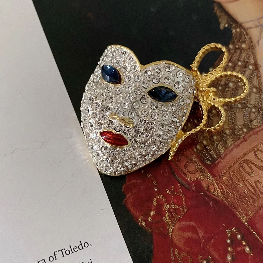 European and American vintage brass inlaid western antique mask brooch Women's fashion luxury jewelry
European and American vintage brass inlaid western antique mask brooch Women's fashion luxury jewelry