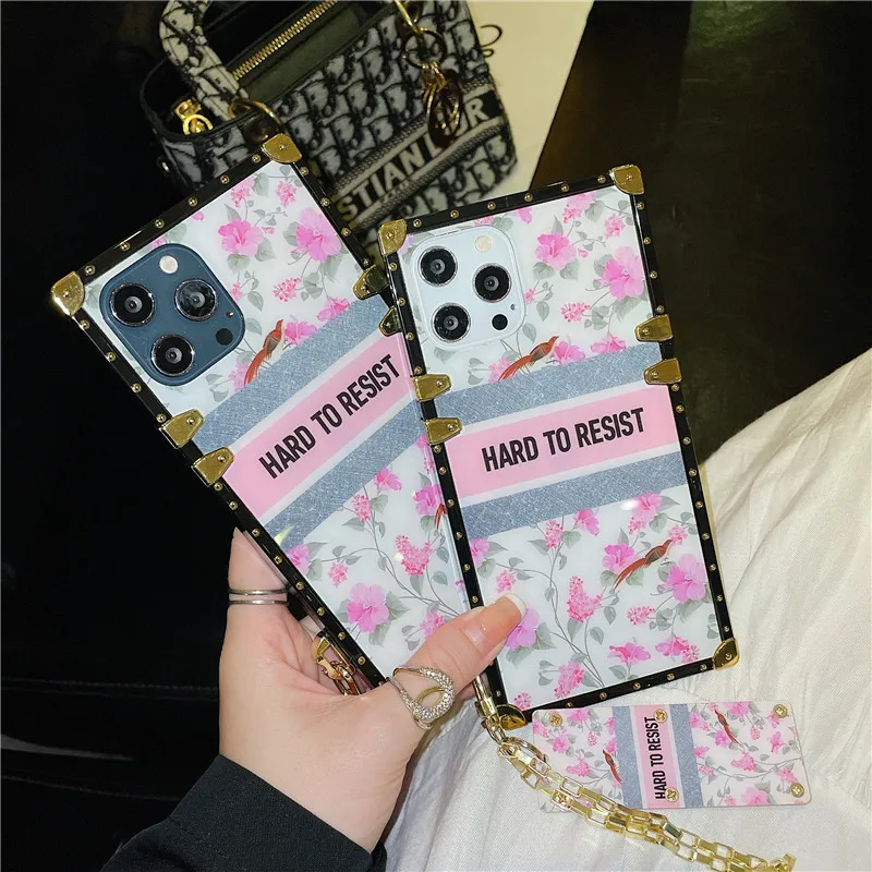 Square Vintage Flower Girly Phone Cases For Samsung Galaxy Note 20 Ultra 10 9 8 S8 S9 S10 S20 S21FE S22 A12 A21S Bracelet Cover
Square Vintage Flower Girly Phone Cases For Samsung Galaxy Note 20 Ultra 10 9 8 S8 S9 S10 S20 S21FE S22 A12 A21S Bracelet Cover