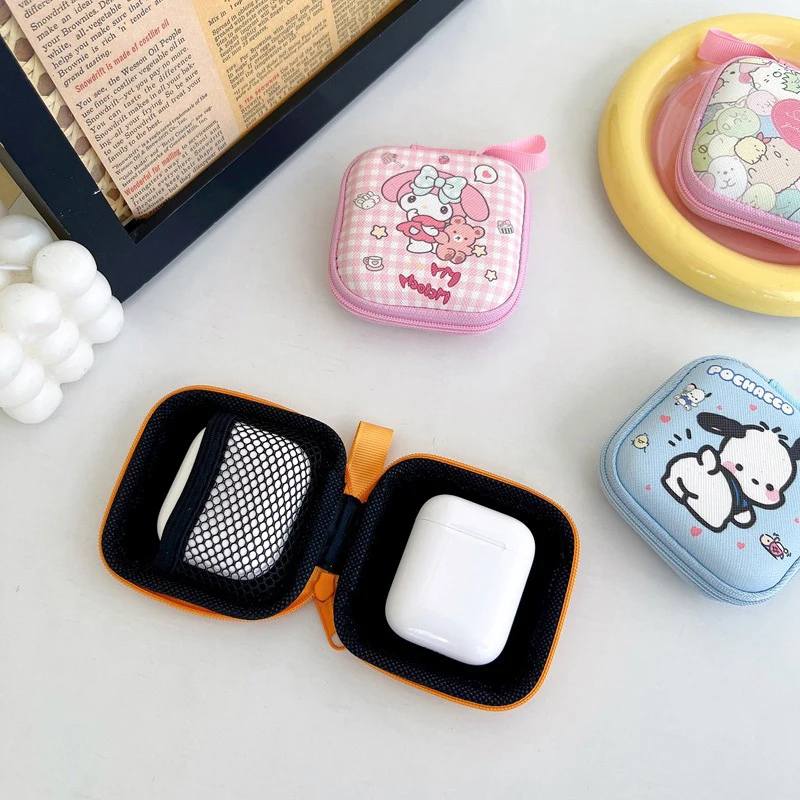 Sanrio аниме мини квадратная сумка для хранения Милая многофункциональная молния Bluetooth Проводная гарнитура кабель для передачи данных зарядное устройство головка Кошелек для монет
Sanrio аниме мини квадратная сумка для хранения Милая многофункциональная молния Bluetooth Проводная гарнитура кабель для передачи данных зарядное устройство головка Кошелек для монет
