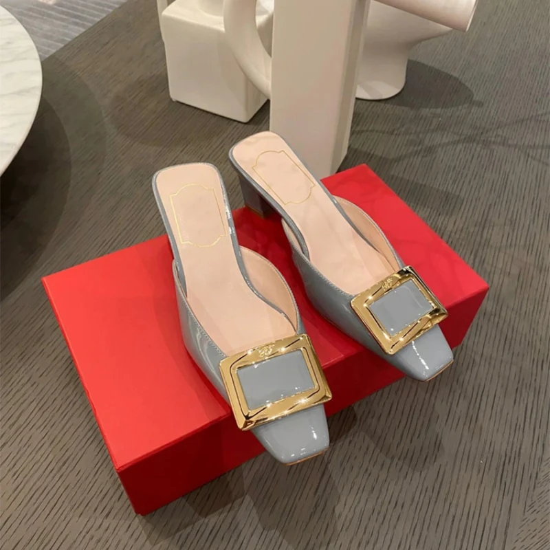 2023 New square buckle patent leather low heel women's slippers and sexy high-end women's shoes (AAA)
2023 New square buckle patent leather low heel women's slippers and sexy high-end women's shoes (AAA)