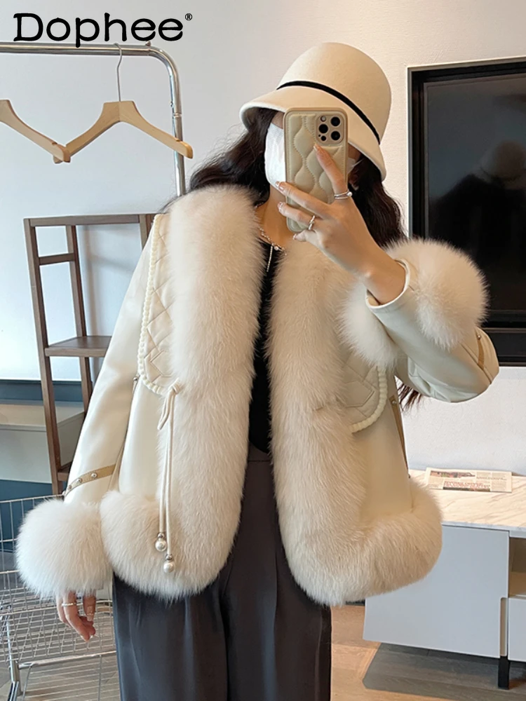 Palace Style Fur Coat for Women 2023 Winter New Big Fur Collar Fox Fur Mixed Sheepskin White Goose Down Liner Jacket Female
Palace Style Fur Coat for Women 2023 Winter New Big Fur Collar Fox Fur Mixed Sheepskin White Goose Down Liner Jacket Female