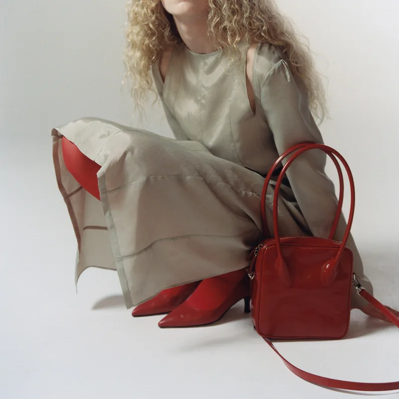 Early Spring New Lacquer Leather Women's Simplified Handheld One Shoulder Small Square Bag
Early Spring New Lacquer Leather Women's Simplified Handheld One Shoulder Small Square Bag