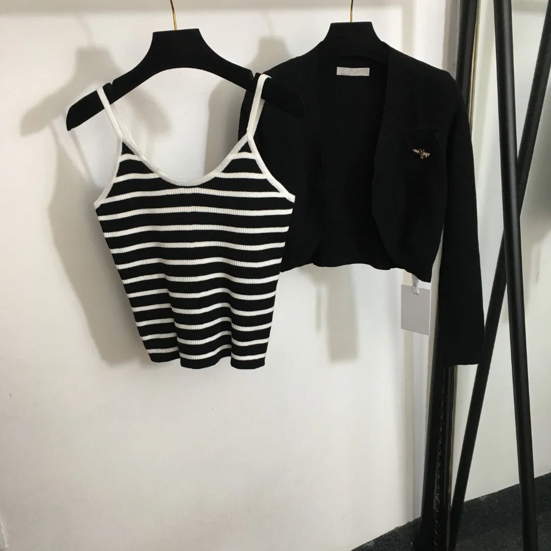 2PCS New Rhinestones Bee High-end Women High Street Jacket Luxury Letters Designer Y2k Fashion Suit Top Coat Stripe Sling 2 Set
2PCS New Rhinestones Bee High-end Women High Street Jacket Luxury Letters Designer Y2k Fashion Suit Top Coat Stripe Sling 2 Set