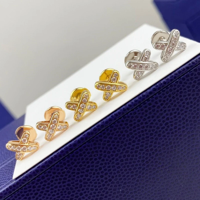 New Mini 925 Sterling Silver Inlaid Zircon Cross Earrings Women's Simple Temperament Fashion Luxury Brand Exquisite Jewelry
New Mini 925 Sterling Silver Inlaid Zircon Cross Earrings Women's Simple Temperament Fashion Luxury Brand Exquisite Jewelry
