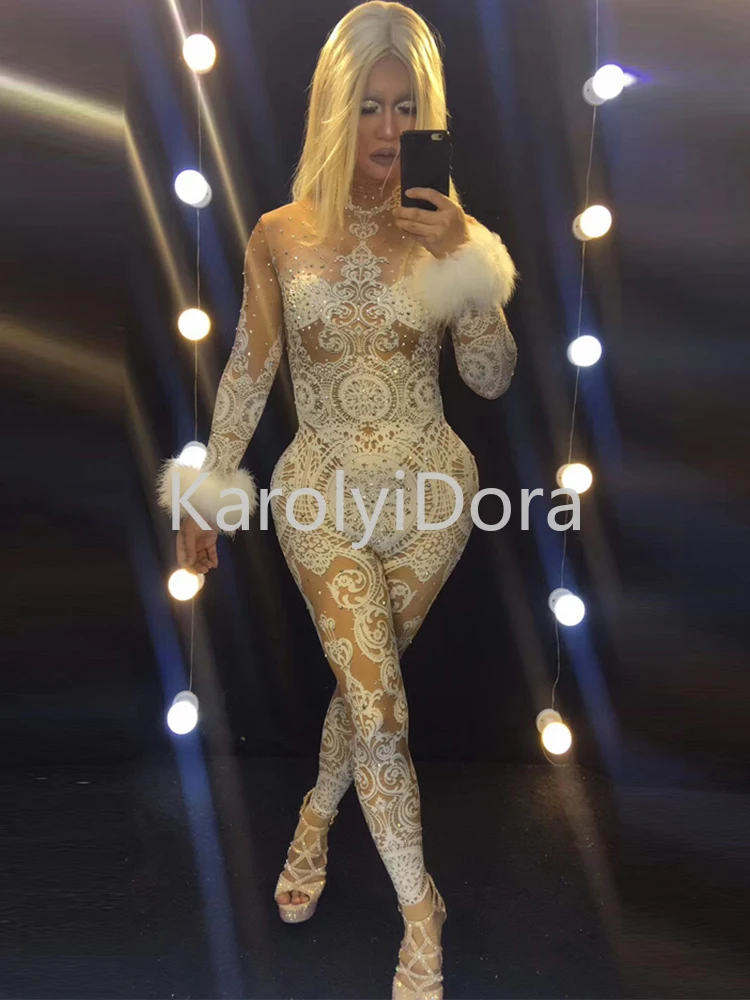

Shiny Stretch Nude Outfit White Lace Rhinestones Feathers Bodysuit Female Singer Stage Jumpsuit 2023 Celebrate Party Costume