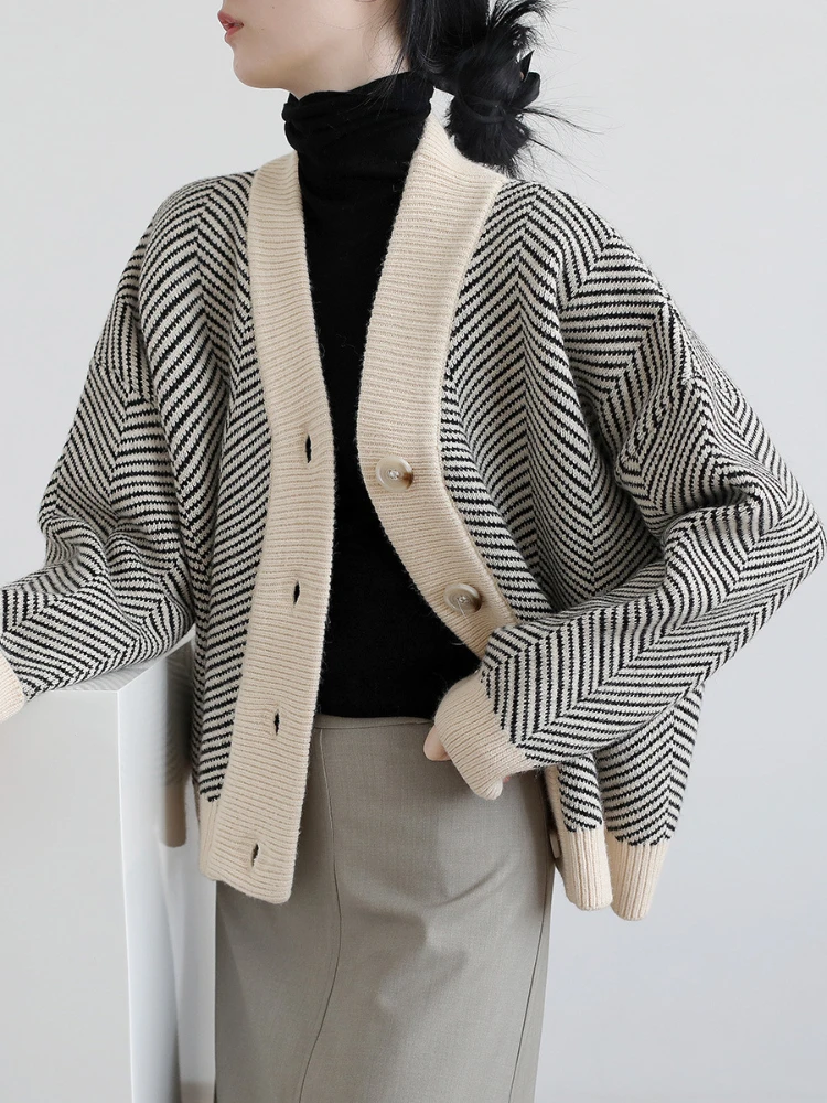 Женский винтажный кардиган с V-образным вырезом, в полоску
Женский винтажный кардиган с V-образным вырезом, в полоску