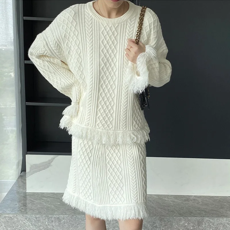 Autumn and winter women's casual solid color round neck long-sleeved fringed decorative loose sweater + high waist knitted skirt
Autumn and winter women's casual solid color round neck long-sleeved fringed decorative loose sweater + high waist knitted skirt