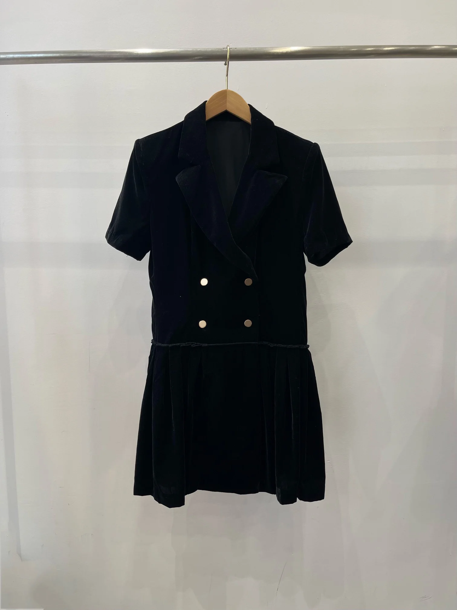 Golden velvet double breasted suit collar short sleeve dress, classic version of the suit collar design
Golden velvet double breasted suit collar short sleeve dress, classic version of the suit collar design