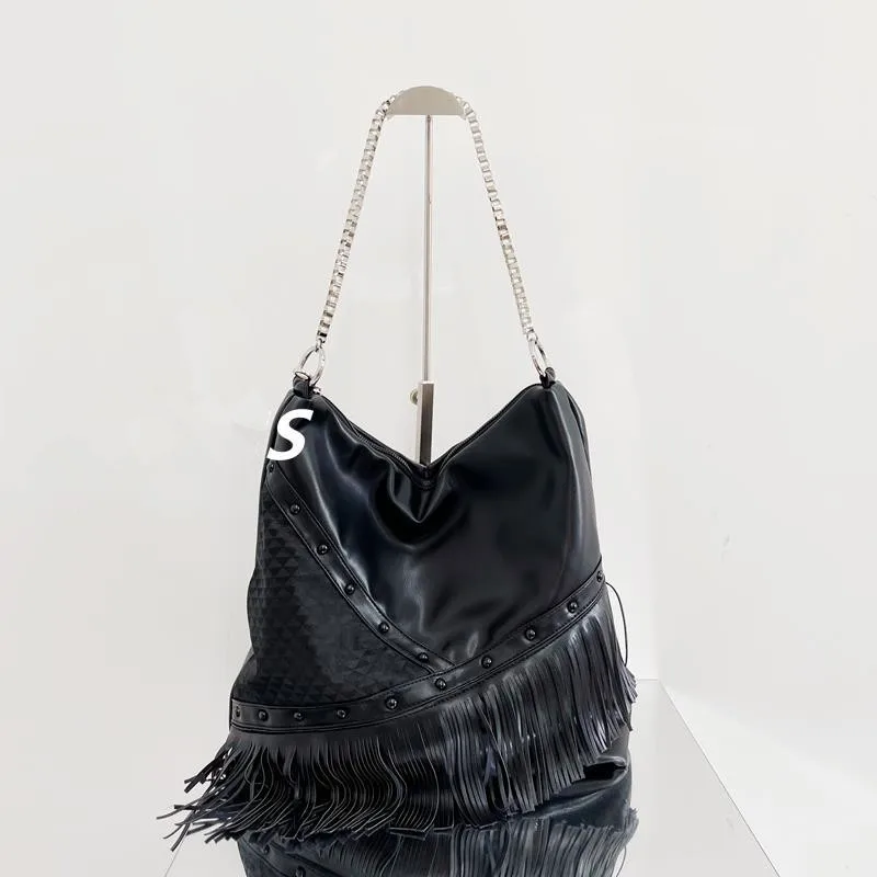 2023 New Unique Designer Rivet Shoulder Messenger Bags High Quality Women Purse and Handbags Luxury Fashion Zipper Bucket Bags 
2023 New Unique Designer Rivet Shoulder Messenger Bags High Quality Women Purse and Handbags Luxury Fashion Zipper Bucket Bags