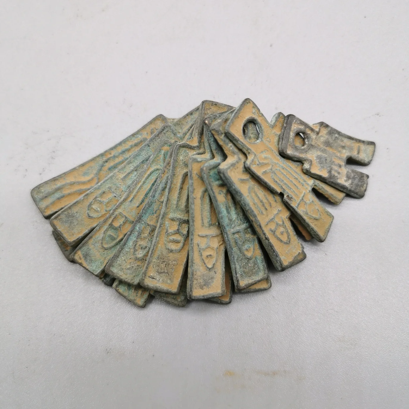 Chinese Antique Coin Bronze Commemorative Coin Qin State Knife Coin Set Ancient Coin Yan State Currency Collection
Chinese Antique Coin Bronze Commemorative Coin Qin State Knife Coin Set Ancient Coin Yan State Currency Collection