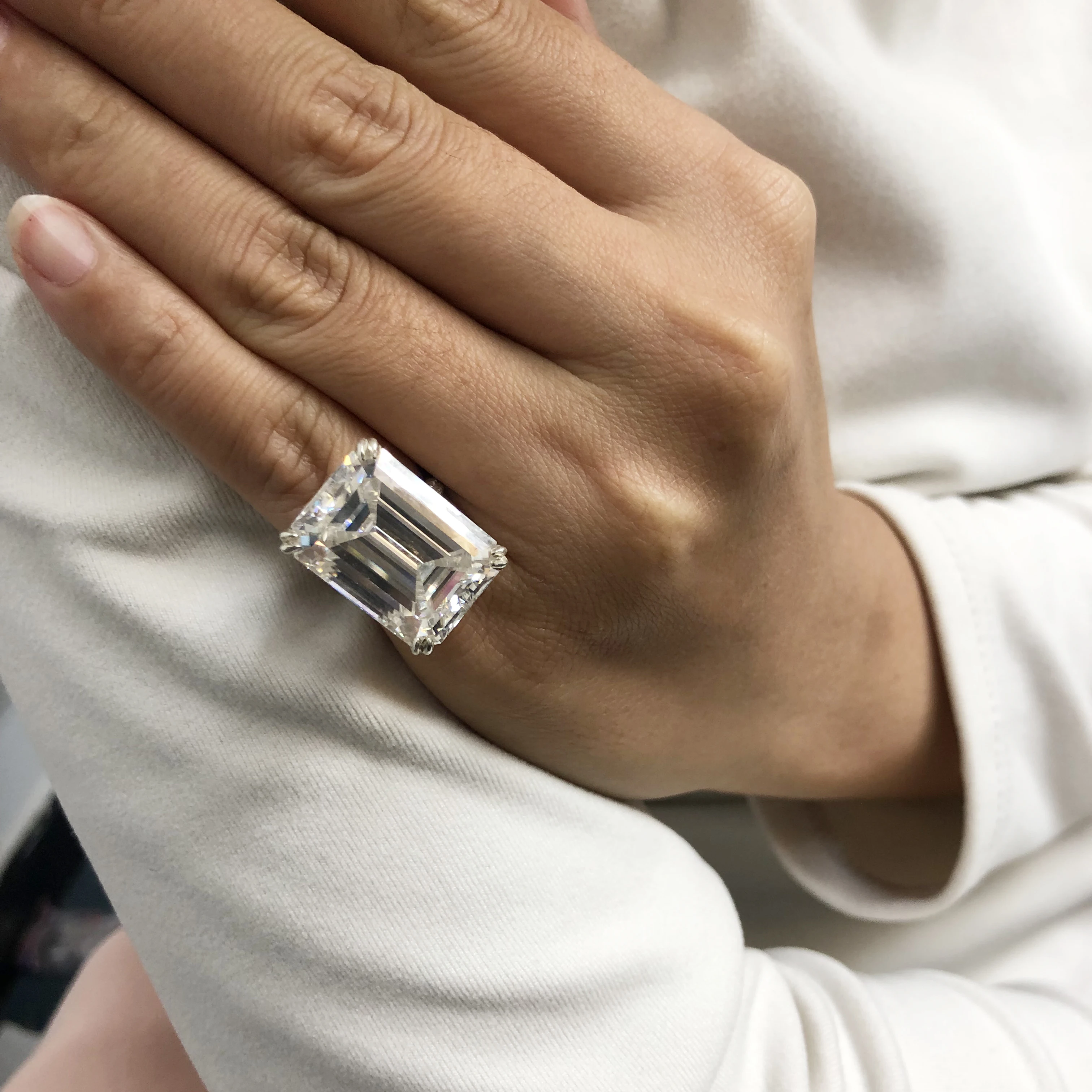 Real 14k White Gold 20ct 14x19mm Emerald Brilliant Cut Moissanite Engagment Halo RingFine Ring for Womne Gift D color
Real 14k White Gold 20ct 14x19mm Emerald Brilliant Cut Moissanite Engagment Halo RingFine Ring for Womne Gift D color