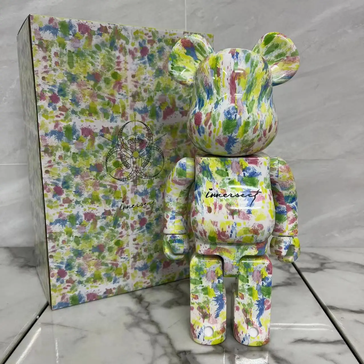 BE @ RBRICK 400% 28 см квадратная коробка игрушечная кукла с цветочным узором-модный медведь из АБС-пластика для украшения стола и подарка на день рождения
BE @ RBRICK 400% 28 см квадратная коробка игрушечная кукла с цветочным узором-модный медведь из АБС-пластика для украшения стола и подарка на день рождения