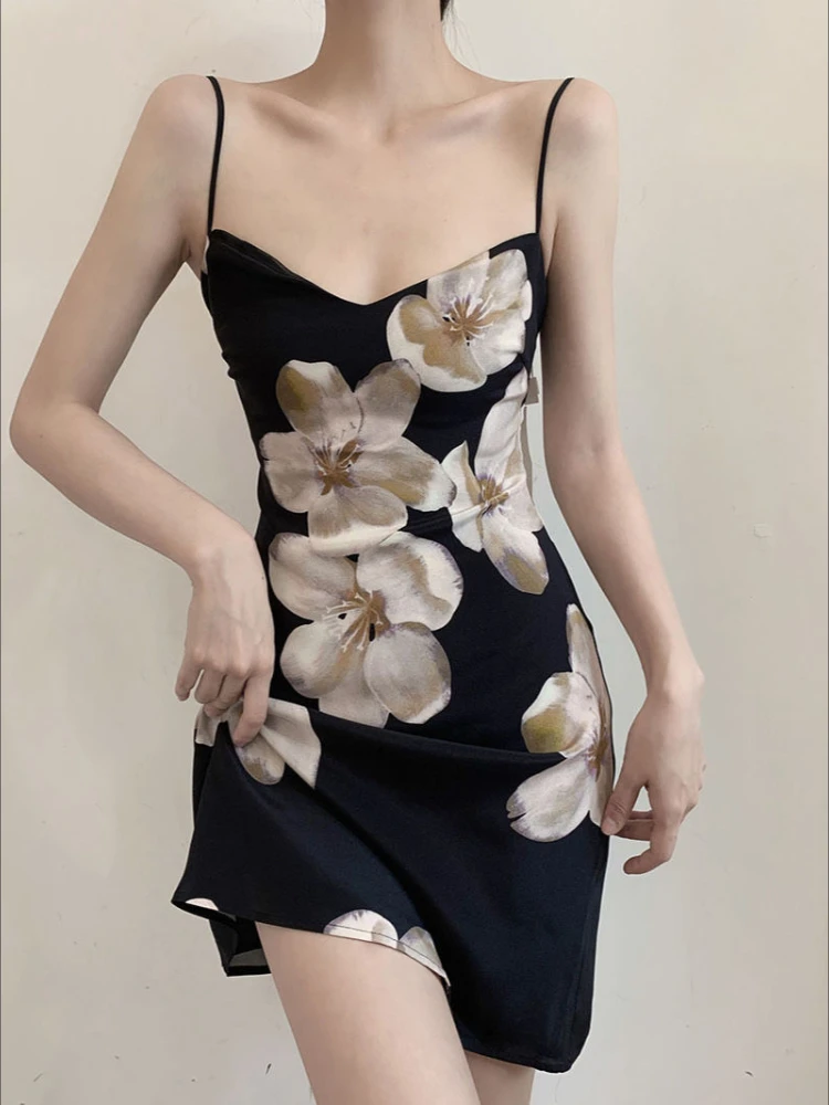 Sweet and spicy summer magnolia flower floral French sexy suspender dress short skirt open back 2022 new pure desire style
Sweet and spicy summer magnolia flower floral French sexy suspender dress short skirt open back 2022 new pure desire style