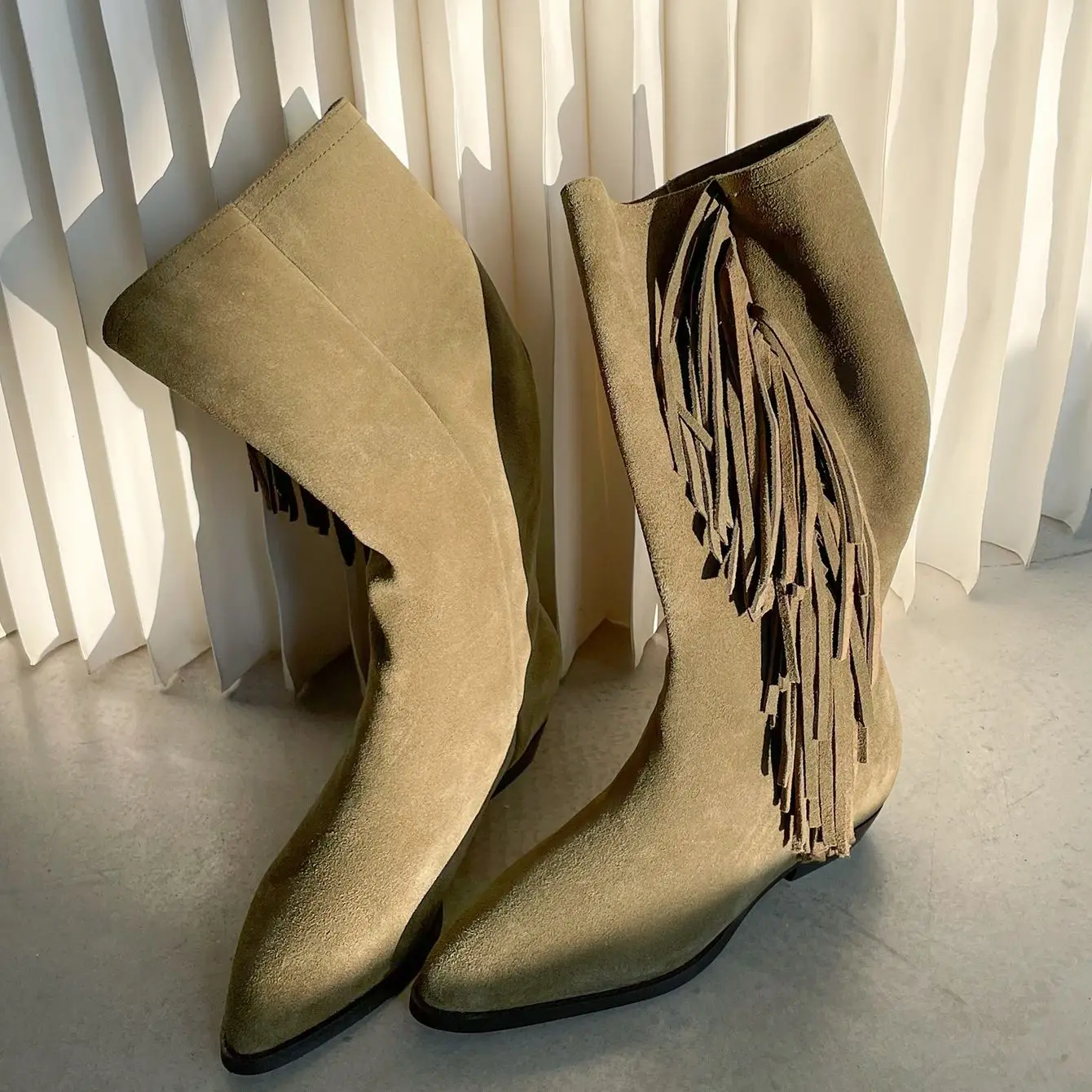 Spring And Autumn Women's Boots,Genuine Leather Cow Suede,Flat heel,Pointed Toe Fashion Tassels
Spring And Autumn Women's Boots,Genuine Leather Cow Suede,Flat heel,Pointed Toe Fashion Tassels