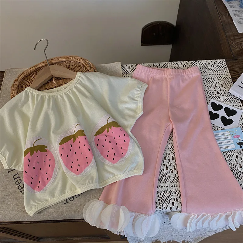 

2024 Summer Infant Baby Girl 2PCS Clothes Set Cotton Strawberry Print T-shirt Petal Spliced Cropped Flared Pant Baby Girl Outfit