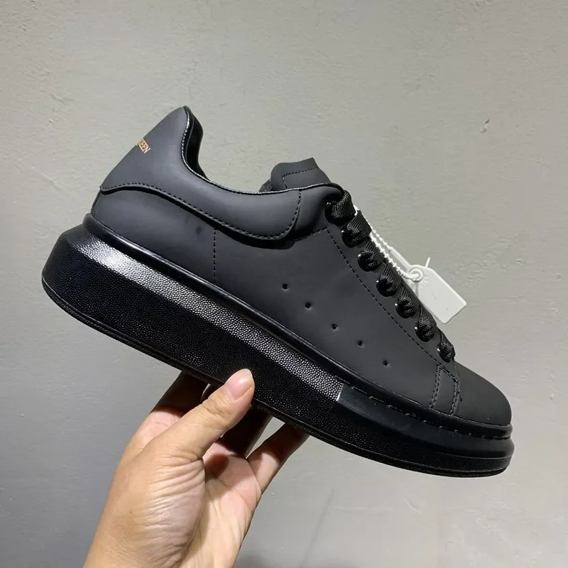2023 New White Sneakers Womens Mens Leather Shoes Platform Sneakers Flat Casual Party Wedding Shoes Sports Sneaker Size 35-45
2023 New White Sneakers Womens Mens Leather Shoes Platform Sneakers Flat Casual Party Wedding Shoes Sports Sneaker Size 35-45