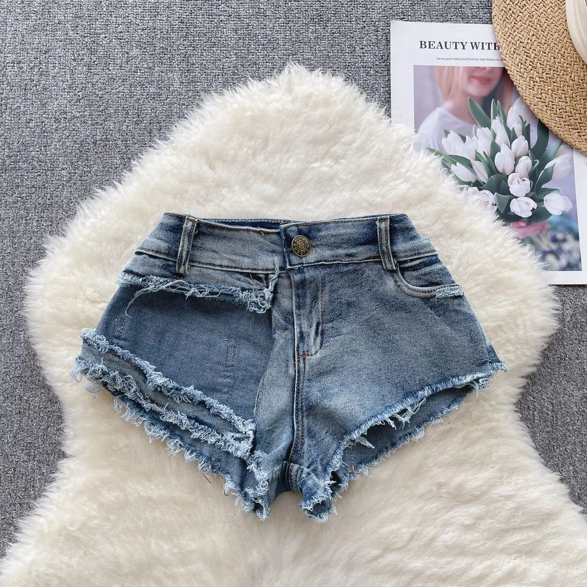 2024 New Sexy Spice Girls Hollow Out Design Denim Shorts Women High Waist Slim Raw Edge Ultra Shorts
2024 New Sexy Spice Girls Hollow Out Design Denim Shorts Women High Waist Slim Raw Edge Ultra Shorts