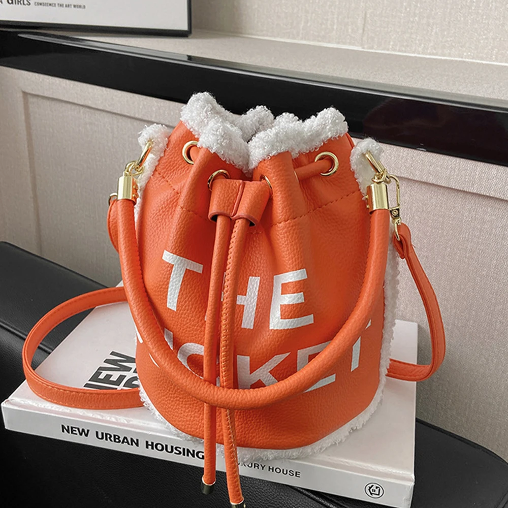 Luxury Plush Bucket Bag Women Handbags Designer Faux Fur Shoulder Crossbody Bags for Women 2023 Small Shopper Purses Clutch Chic
Luxury Plush Bucket Bag Women Handbags Designer Faux Fur Shoulder Crossbody Bags for Women 2023 Small Shopper Purses Clutch Chic