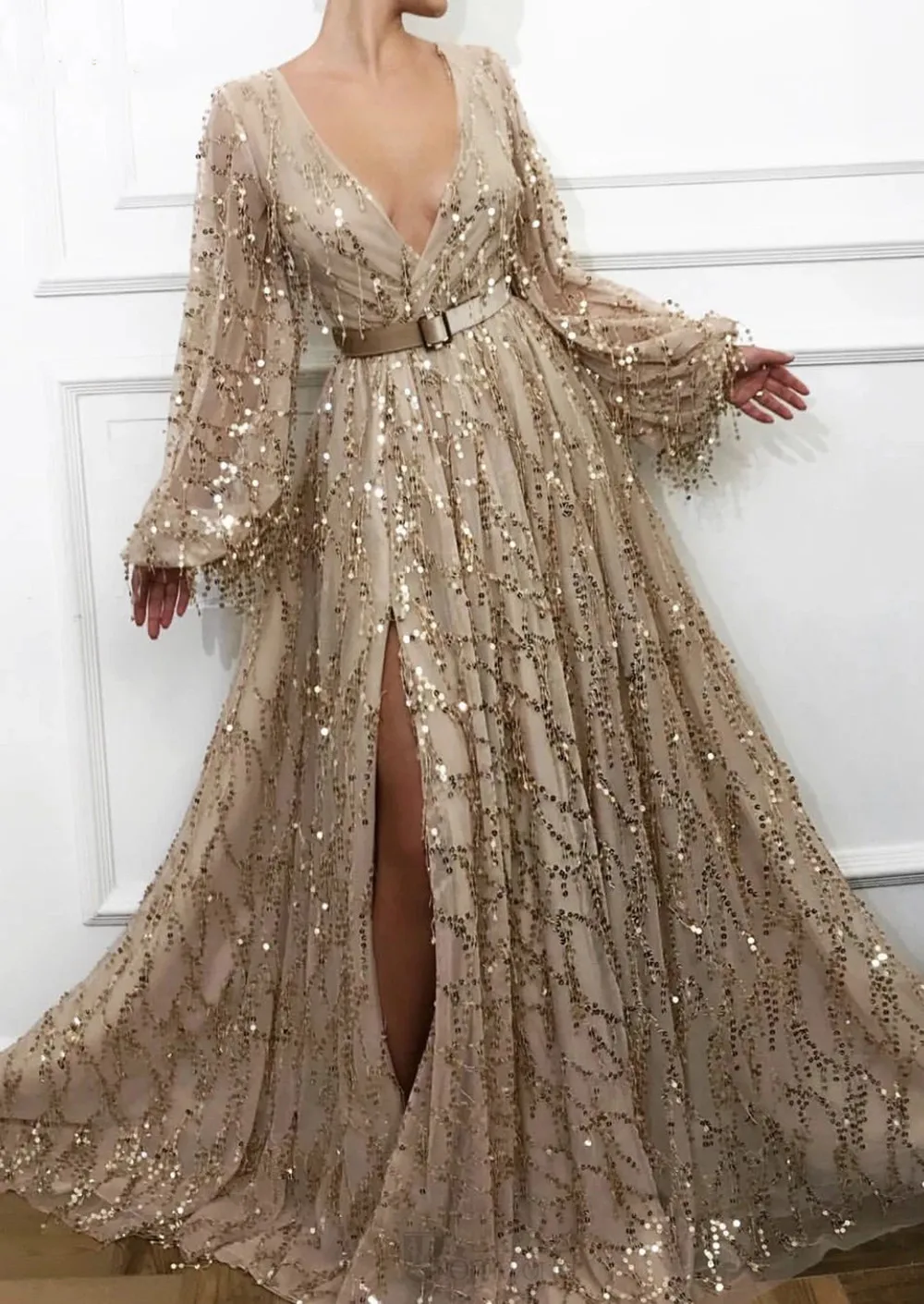 

Sexy Slit Gold Evening Dresses 2022 Latest Fashion Sequins Lace Dubai Saudi Arabic Prom Gowns Long Sleeves Formal Party Dress