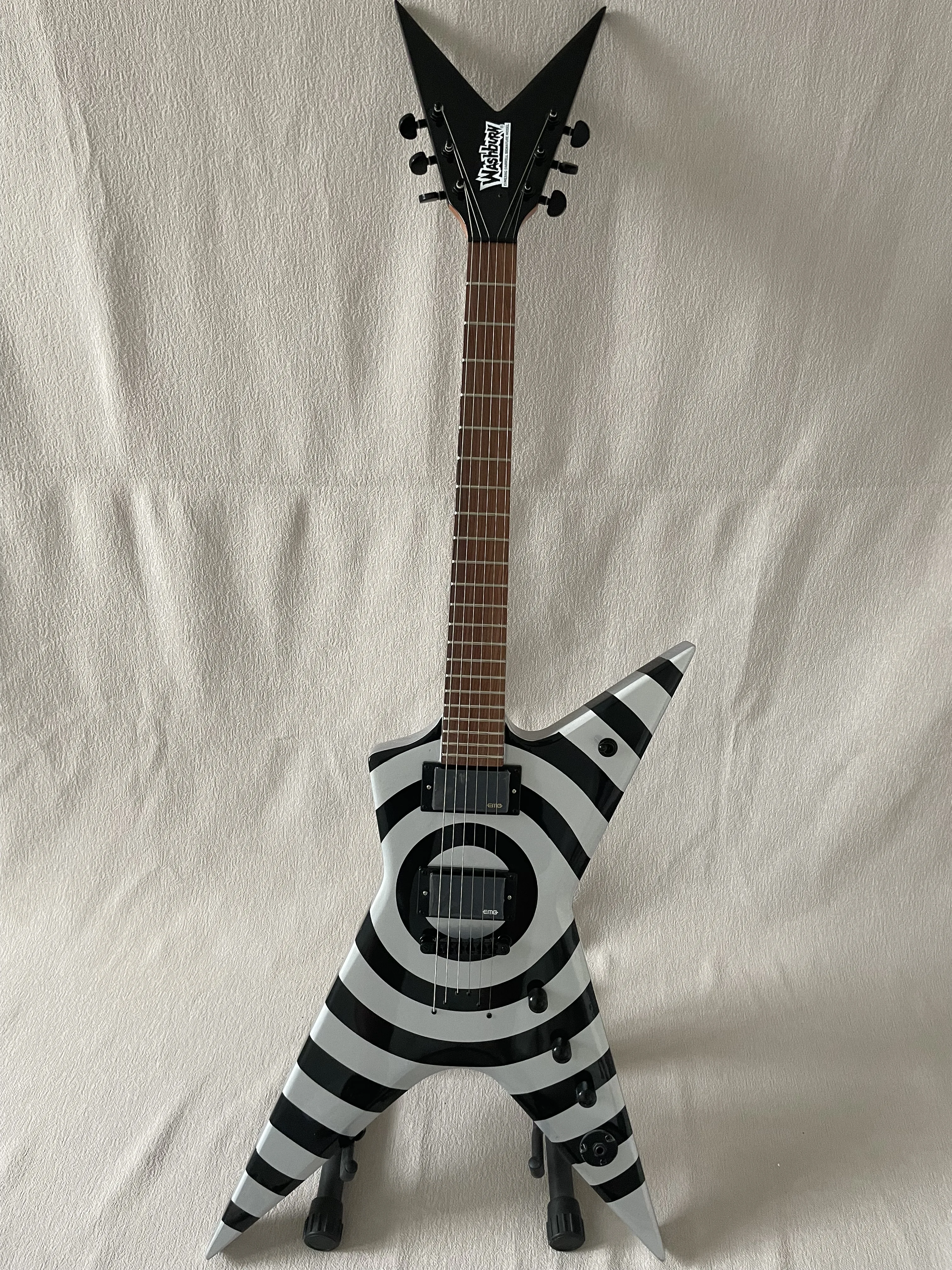 Washburn Dimebag Darrell Signature Model Electric Guitar, 3 Stealth Bullseye 2005 Black/Silvery Grey Bullseye
Washburn Dimebag Darrell Signature Model Electric Guitar, 3 Stealth Bullseye 2005 Black/Silvery Grey Bullseye